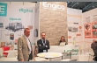 Итальянская компания Engico представила цифровой принтер Aqua 250 с красками на водной основе. На стенде Фолькер Мирр (слева), компания Walther Poetsch Даниеле Мацола и Валентина Бенцони