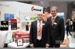 Альберт Клинкхаммер (справа), директор по маркетингу компании Mondi Group, и Олег Белов, ведущий менеджер по продажам ООО «Монди Лебедянь». Слева – гофроупаковка в виде автобуса, которая победила в Part Awards 2017