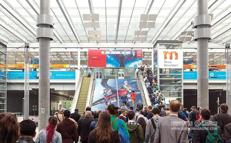 Гости выставки выходят из метро