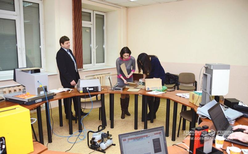 Участники тестируют картон собственного производства