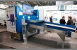 Промышленный шредер компании Höcker Polytechnik GmbH – модель PHSH.   Материал измельчается посредством трех зубчатых валов и   удаляется пневматически или механически. При перегрузке реверсивный   режим ленточного транспортера обеспечивает автоматическую
