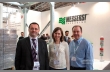Слева-направо: Франческо Моретти, региональный менеджер   Messersi Packaging Srl; Елена Рудинская, «Технопрофиль»,   Владимир Петровский, «Технопрофиль». На стенде компании   был представлен автоматический обвязчик паллет с вращающейся   рукой RA 300. Мак