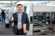 Г-н Кинг, генеральный директор KingDe International GmbH.   Компания привезла на выставку высокоскоростную автоматическую   фальцесклейку Easy Fold-2300. Скорость: 240 м/мин;   макс. размер листа: 2300х1300 мм; Мин. размер листа: 520х180 мм
