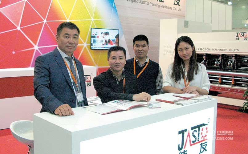 Павел Терехов, президент «Алтын Ажидаар», и представители   компании Qing Dao Justu Precision Machinery Co., Ltd