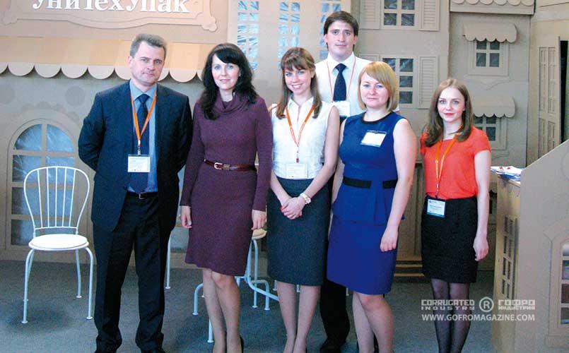 Слева на право: Василий Басаев, коммерческий директор,   Екатерина Милованова, начальник отдела продаж, Анастасия Гордеева,   менеджер по продажам, Полина Михайлова, зам. генерального директора,   Валерия Дикарева, менеджер по продажам, на заднем плане –