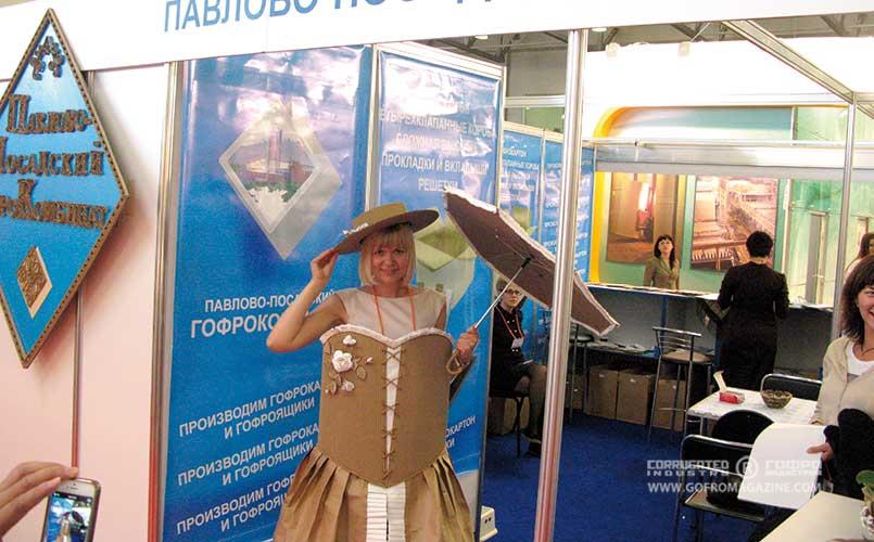 На стенде компании «Павлово-Посадский гофрокомбинат»   можно было приодеться в гофроодежду и сделать фото на память