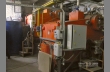Паровой котел, работающий на газе (ближе), и паровой котел