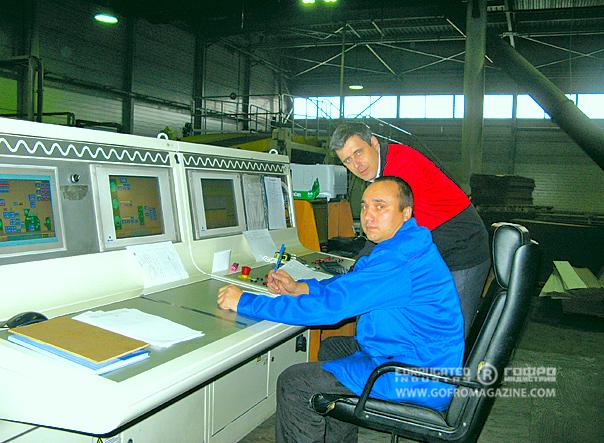 Гордость предприятия: оператор гофроагрегата (Рыбаченко Анатолий)(слева) и начальник цеха (Плисов Юрий)