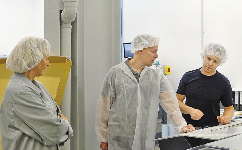 Тімо Кройтелер (Wigo Chemie GmbH), Анке Хофер та Себастьян Спітцер (Arwed Löseke) обговорюють передові методи виготовлення друкованих форм