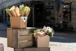 КАРТОННІ КОНТЕЙНЕРИ ECOFLOWERBOX ПОЛЕГШУЮТЬ ТРАНСПОРТУВАННЯ КВІТІВ