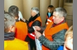 Покупатели с интересом рассматривают новые образцы картона с белым слоем