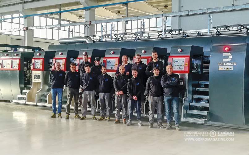 Команда EDF Europe на фоне минилайна FD 618