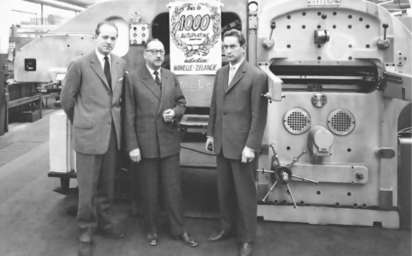 1975: В 1961 году Генри Бобст (в центре), изобретатель Autoplatine®, отметил продажу 1000-го по счету высекального пресса. После его смерти в 1975 году во главе группы становятся Жак Бобст (справа)  и Бруно де Кальберматтен